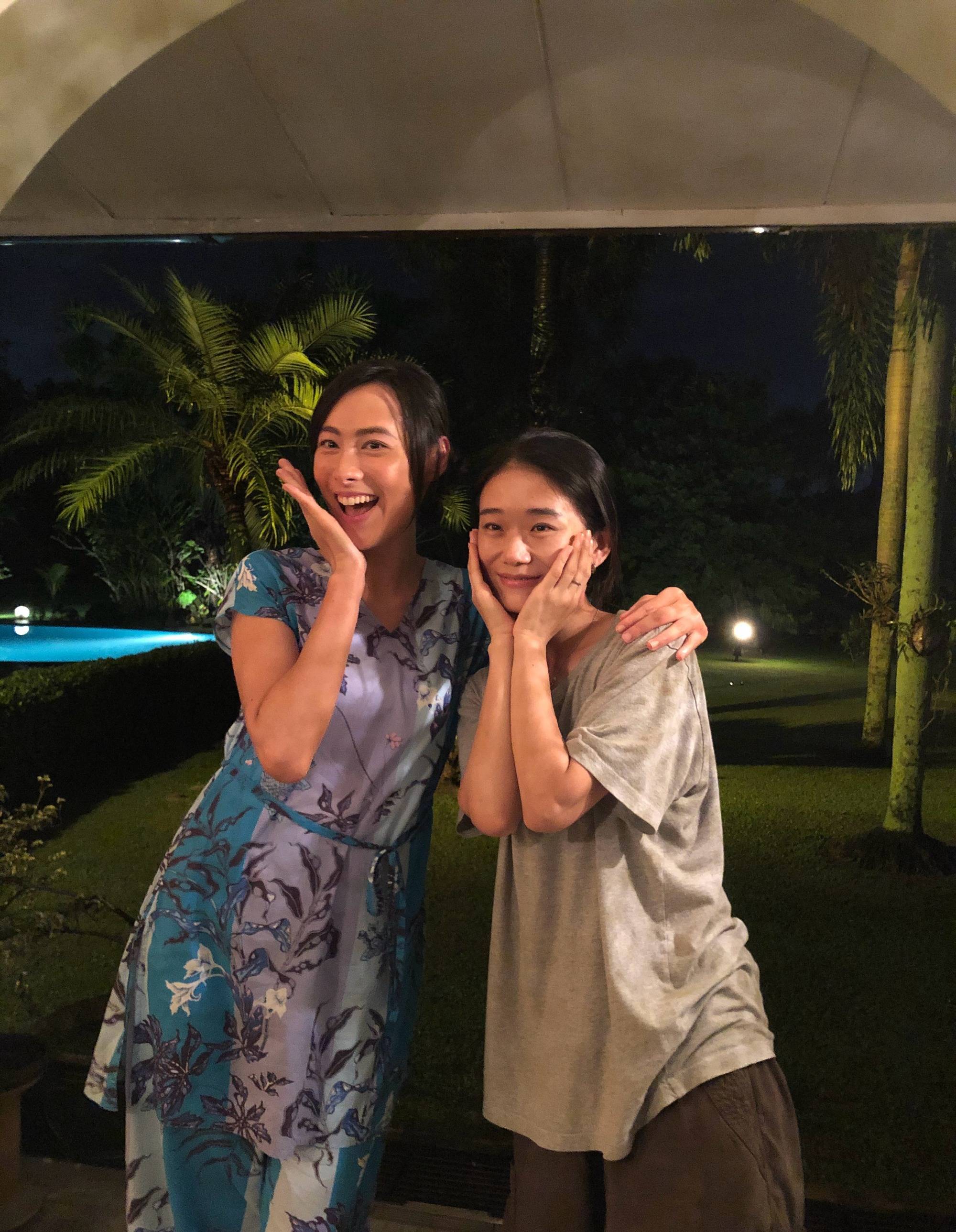 香港女星梁洛施新片杀青,与监制林超贤亲密合照,新片与张家辉有对手戏