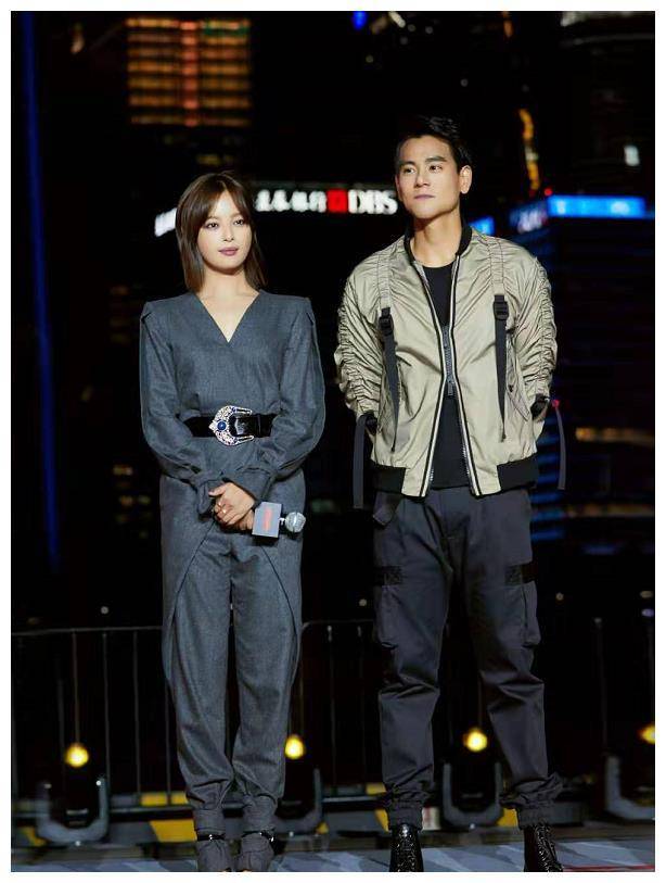 辛芷蕾太大胆!西装里只穿一层薄纱,不仅不俗气还很时髦