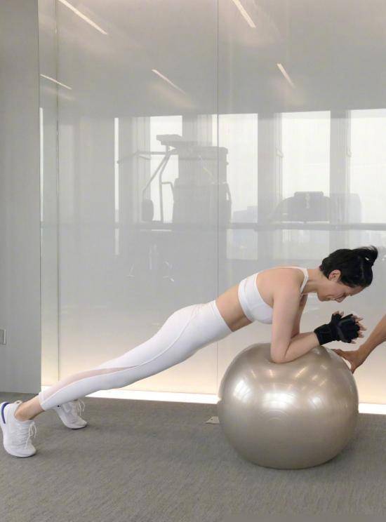 海清在健身房挥汗如雨,40岁的身材堪比少女,太励志了_身体_瑜伽_动作