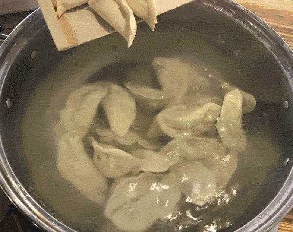 原创
            羊肉饺子：温补脾胃、温补肝肾、补血温经、补肝明目
                
                 