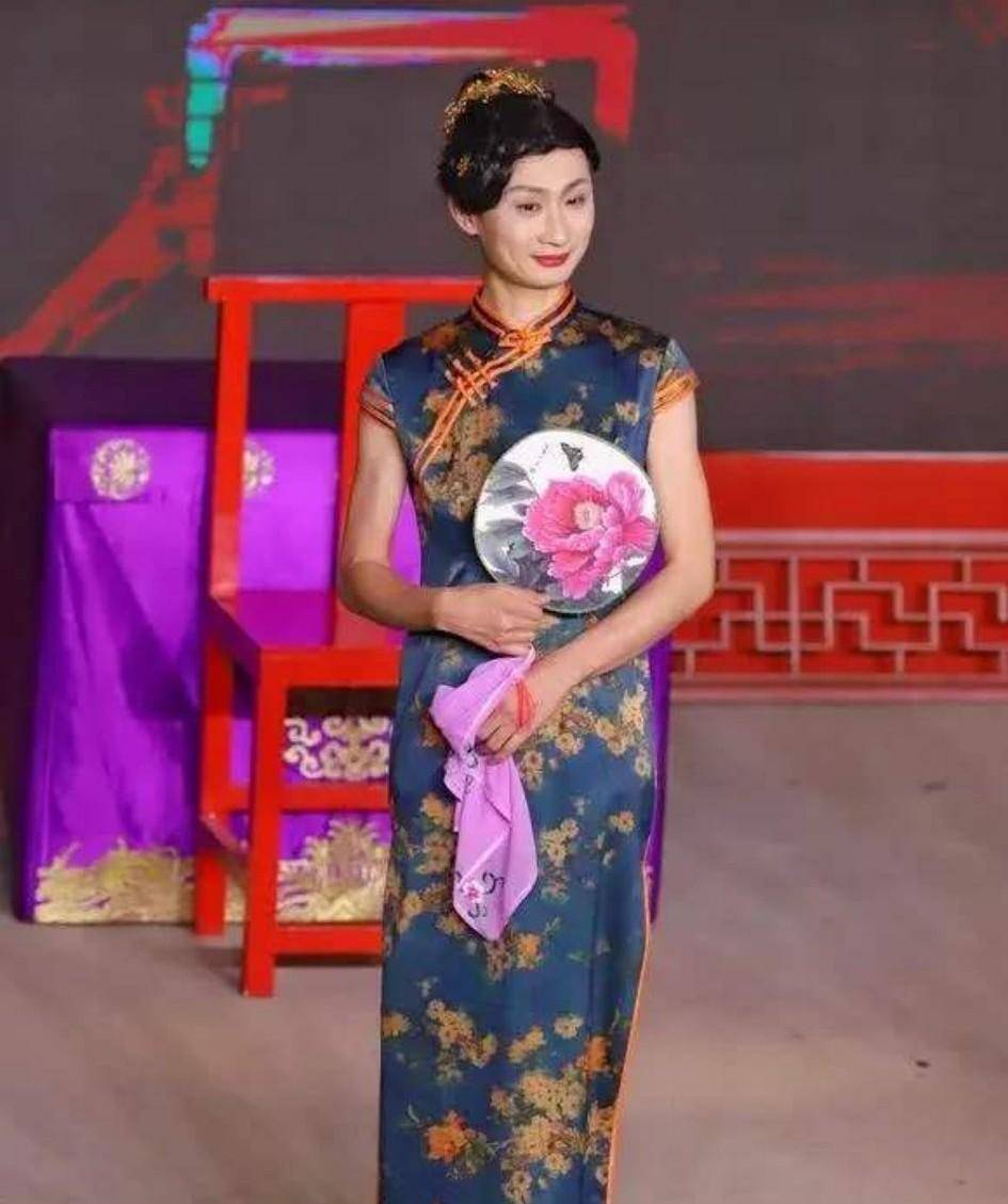 德云社女装合集,九春时尚,张云雷惊艳,岳云鹏辣眼,孟鹤堂妖娆_样子