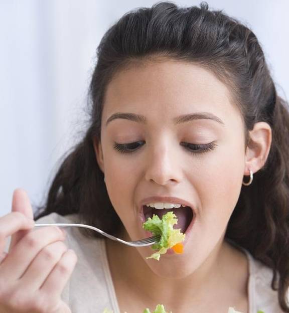 细嚼慢咽有什么好处?最佳吃饭时间应该是多长时间?_食物_口腔_食道