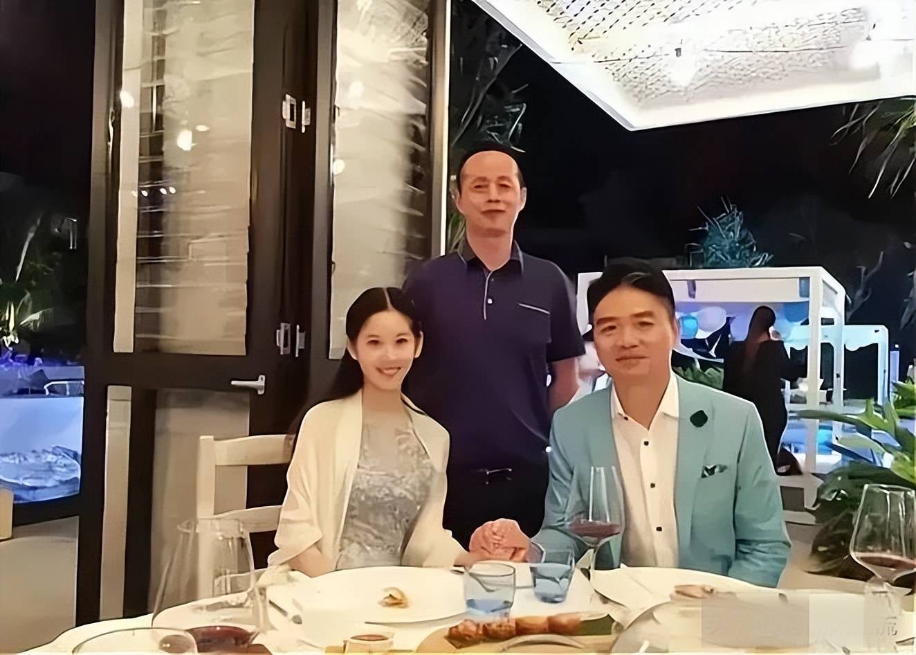 刘强东携妻子跟岳父合影,女儿女婿坐着岳父站着像下属引热议,奶茶心不会痛吗_岳丈_父母_身后