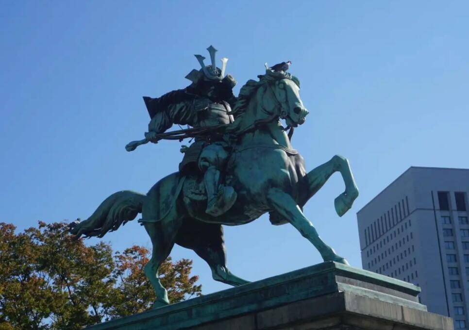 日本明治政府官方钦定的“军神”楠木正成为什么会战死？_足利尊氏_