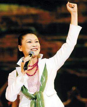 海政歌舞团女歌手图片