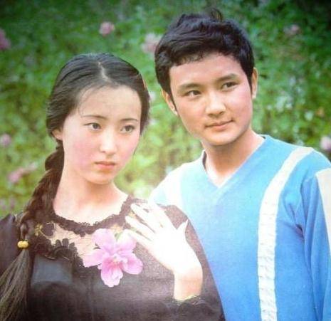 57岁欧阳奋强满头白发,与妻子恩爱30年,24岁女儿天赋出众_红楼梦_电视