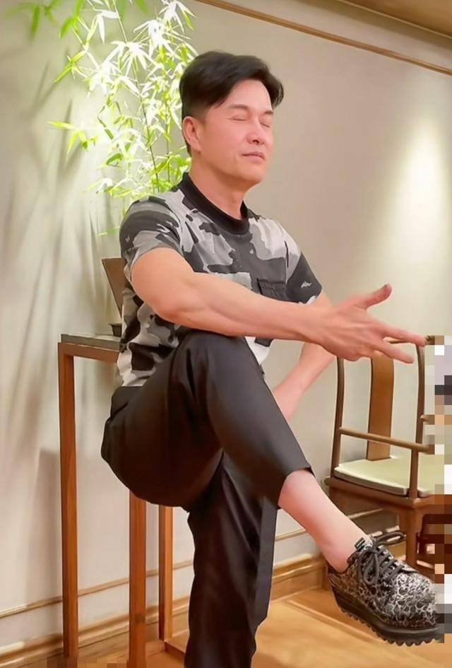 吕良伟身材健硕,不像65岁的人,他婚姻坎坷,三婚终于遇对人了_周海媚