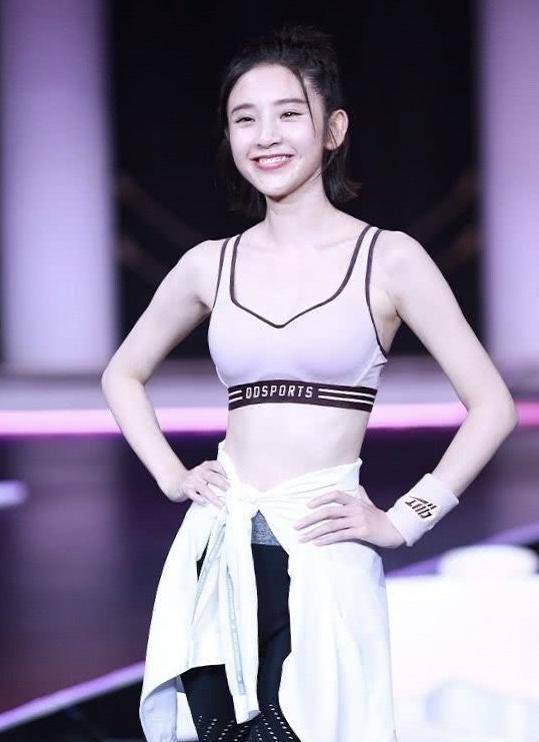 唐艺昕"衣服秀"看清了鲨鱼腹肌后,不愧是张若昀最爱的女人_身材_时尚