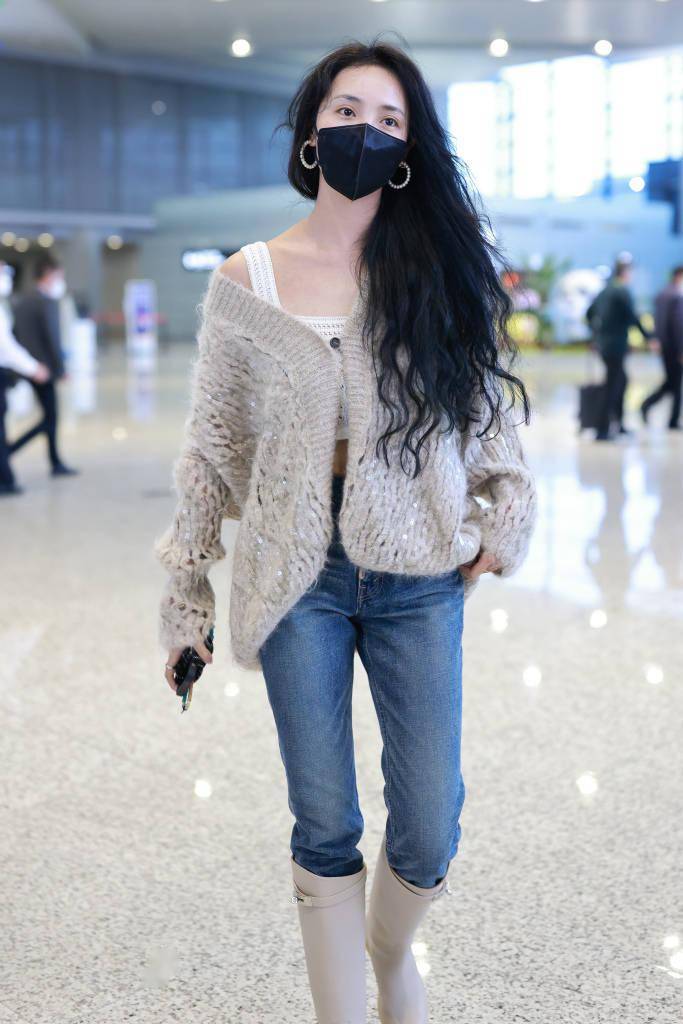 王紫璇穿露肩上衣搭配长筒靴 演绎秋日浪漫穿搭_白色_镂空_灰色