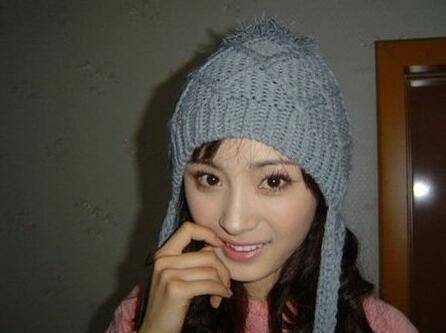 杨幂学生时代照片:吐舌卖萌可爱十足,女神当年也青涩_齐刘海_带着