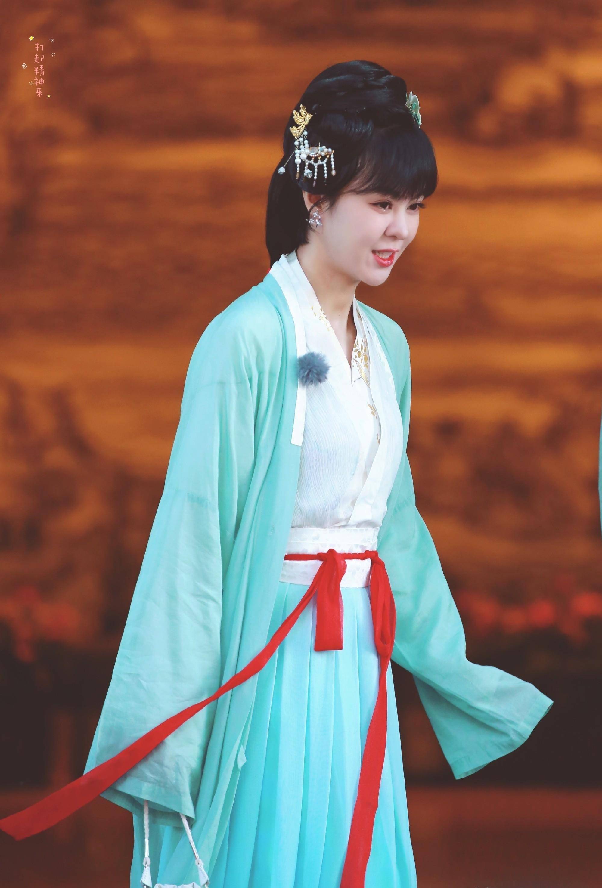 古装遇上公主切,黄龄完美把两者结合在一起,既时尚又娇俏,这大概就是