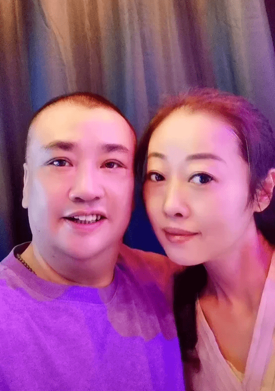 陈坚雄去世半个月,妻子黄敏更改老公账号名,开始直播带货引发热议