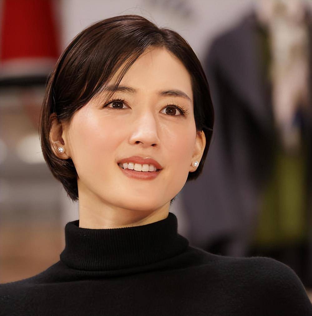 日本女星绫濑遥身穿黑衣超靓!雪肤玉貌美得让人窒息_短发_很漂亮_作品