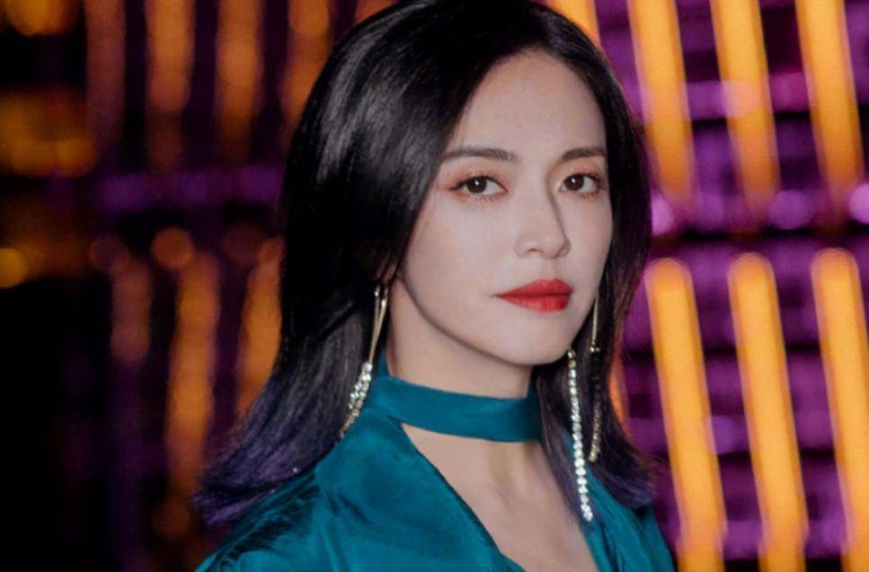 41岁姚晨发大时尚写真,时尚都敢外穿,她为什么这么大胆?