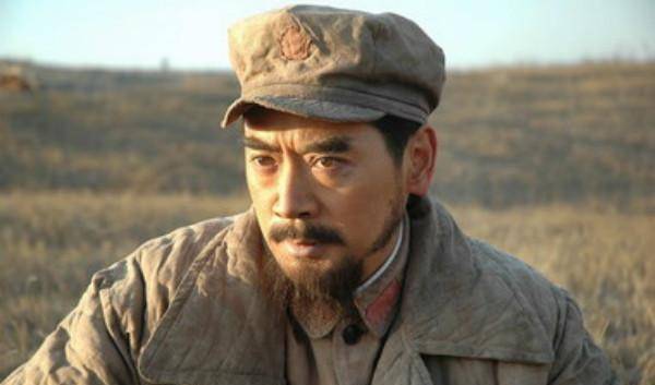 在湘西会战中,杨伯涛让手下士兵持刀赤膊诱使日军同他们拼刺刀,然后