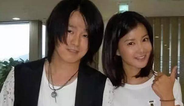 当时的张紫妍是有男朋友的,男友朴一泽曾借巨资想要为张紫妍赎身.