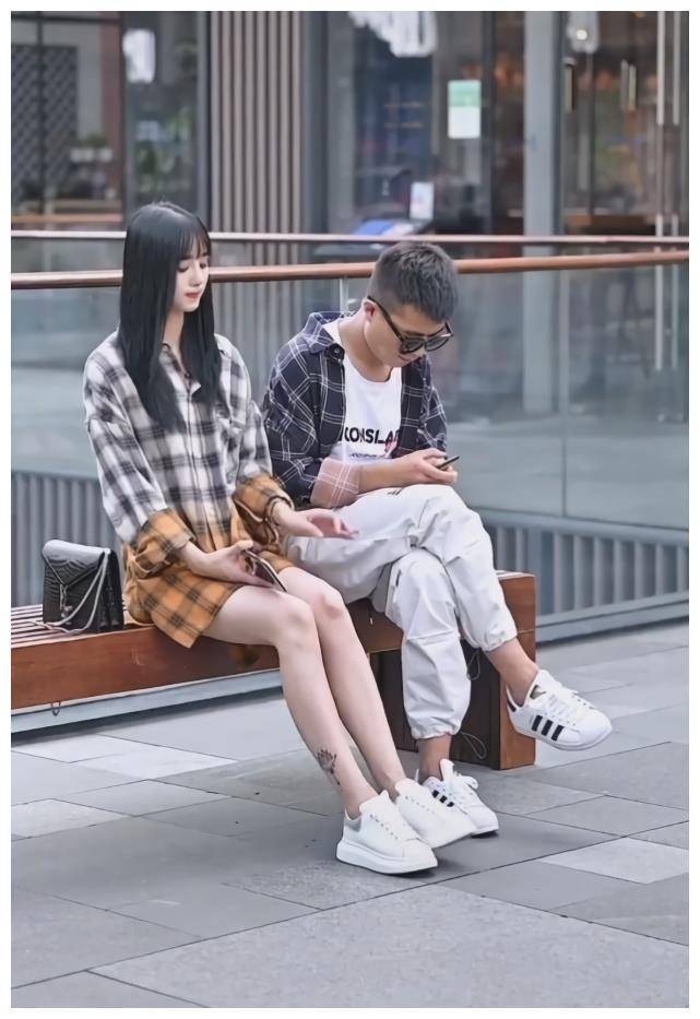 终于知道穿衬衫配运动裤和单穿的区别:前者帅气,后者贼吸睛!