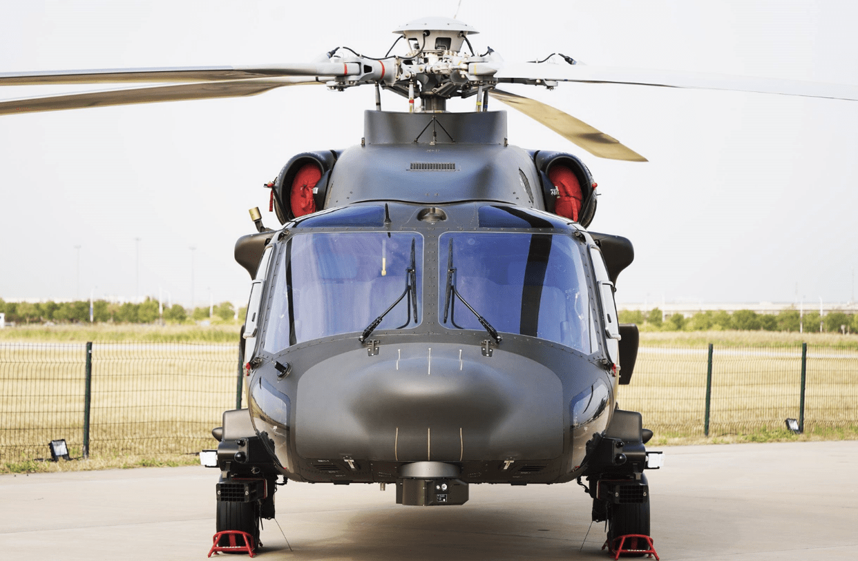 "黑鹰"还在使用三片式前风挡,但直-20则是更漂亮的两片式风挡;直-20的