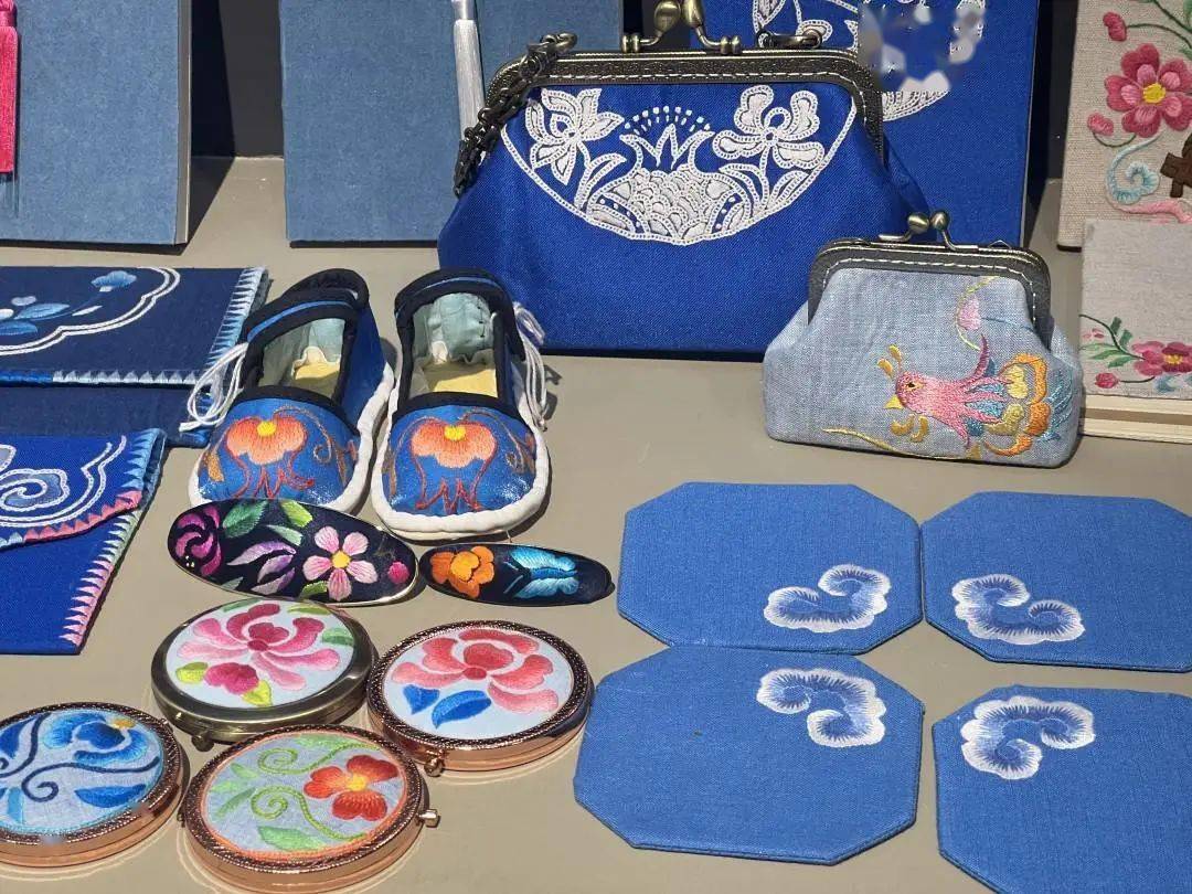 在我女儿的建议下,我将传统羌绣从颜色搭配,图案创新,产品升级三个