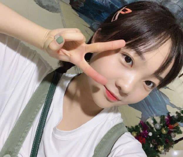 林妙可重拾20岁少女感,粉色t恤 绿色美甲,自拍比v青春十足_照片_少儿