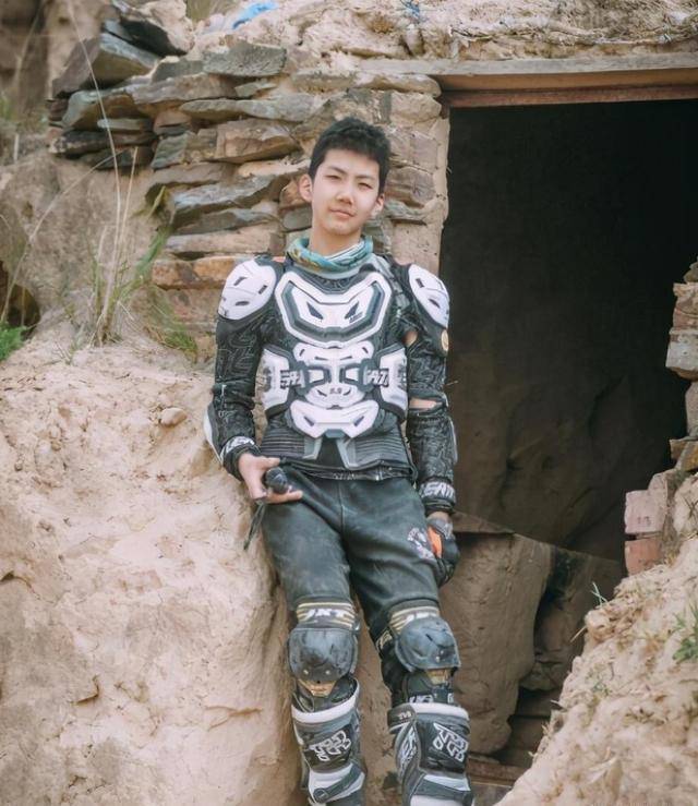 胡军儿子"脱缰似长大"!12岁身高比妈妈都高,气质更像霸总!