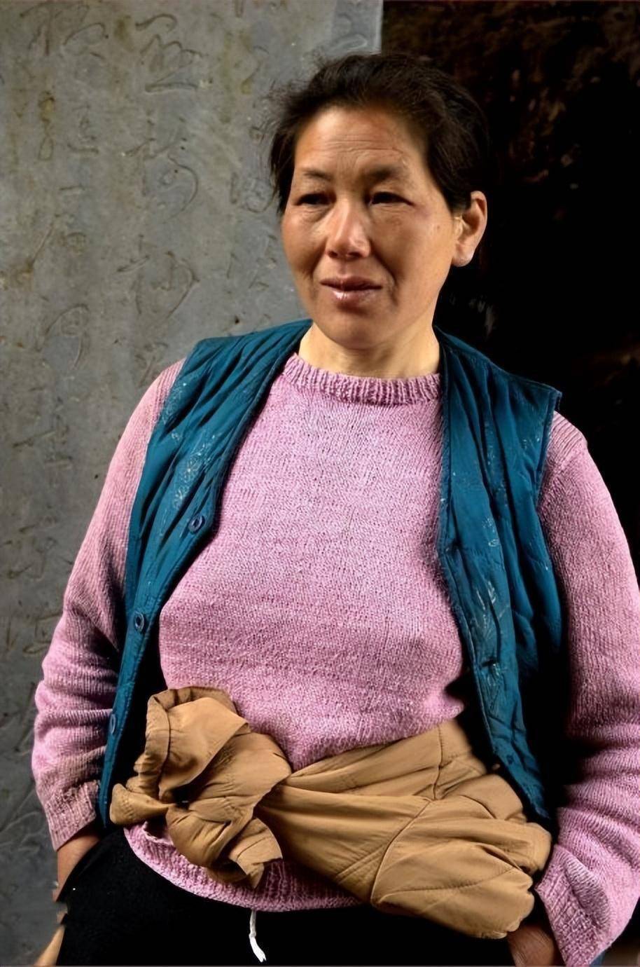 丧夫后她挑山17年压坏50多根扁担,培育2个大学生,却遭婆家谩骂_汪美红