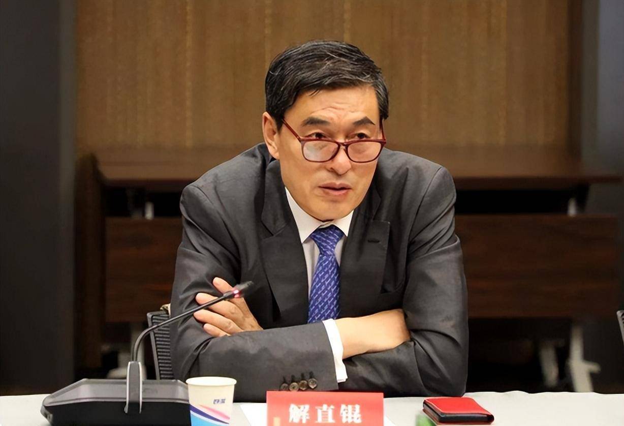 初初遇到毛阿敏的时候,解直锟经历了一段失败的婚姻,当时的他是被前妻