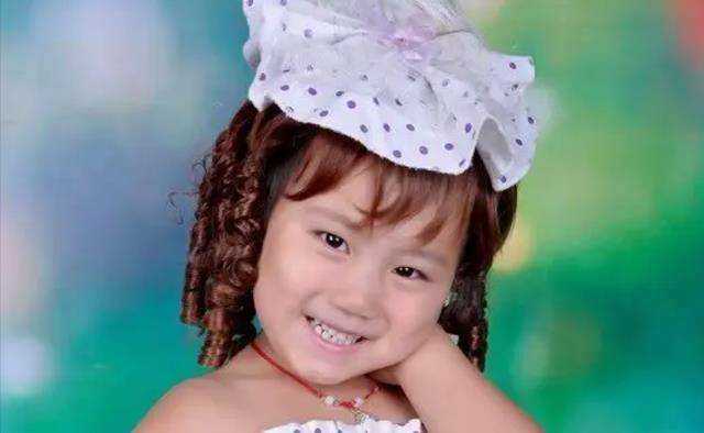 张欣怡:舞台年龄最小的表演者,身世凄惨,演出挣钱撑起整个家_母亲