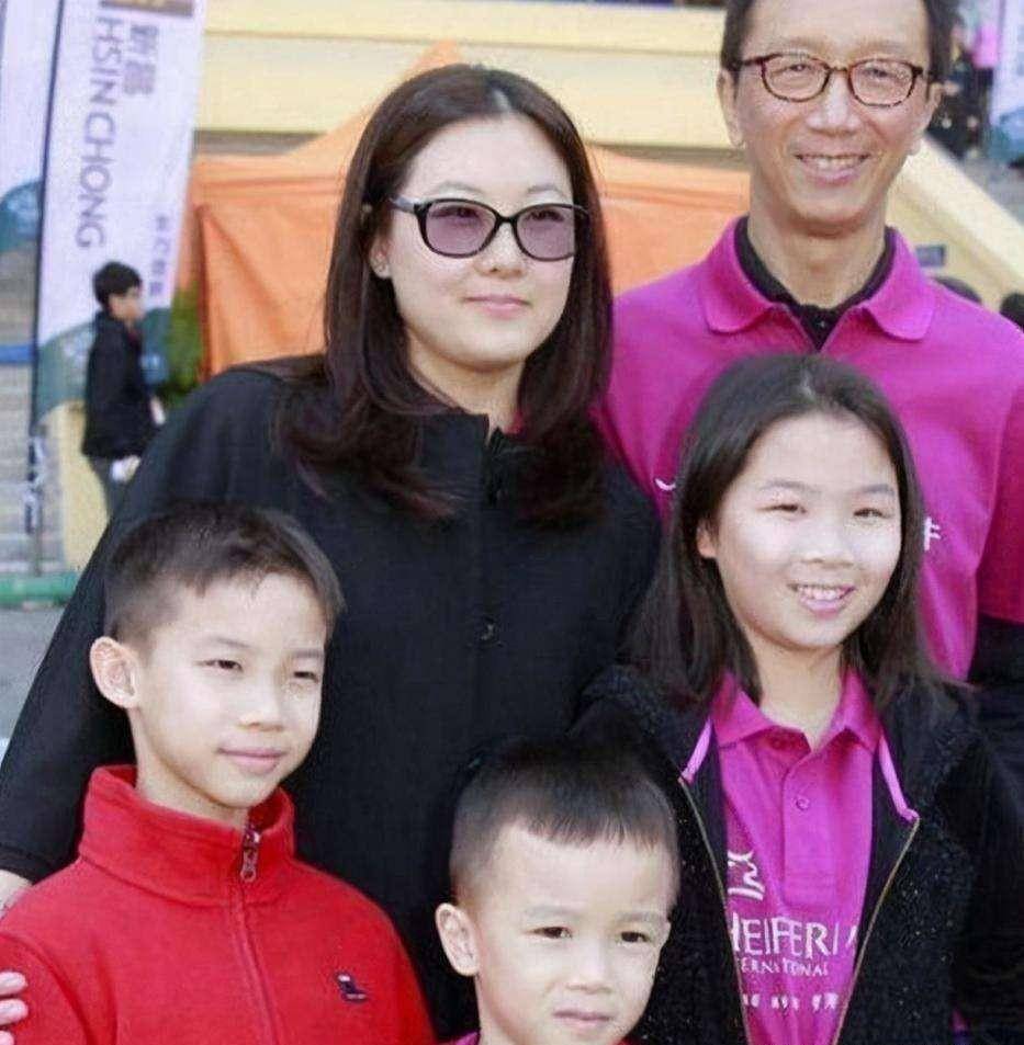跳水皇后伏明霞近照,44岁的她,苍老得很厉害,比同龄人显老多了_梁锦松