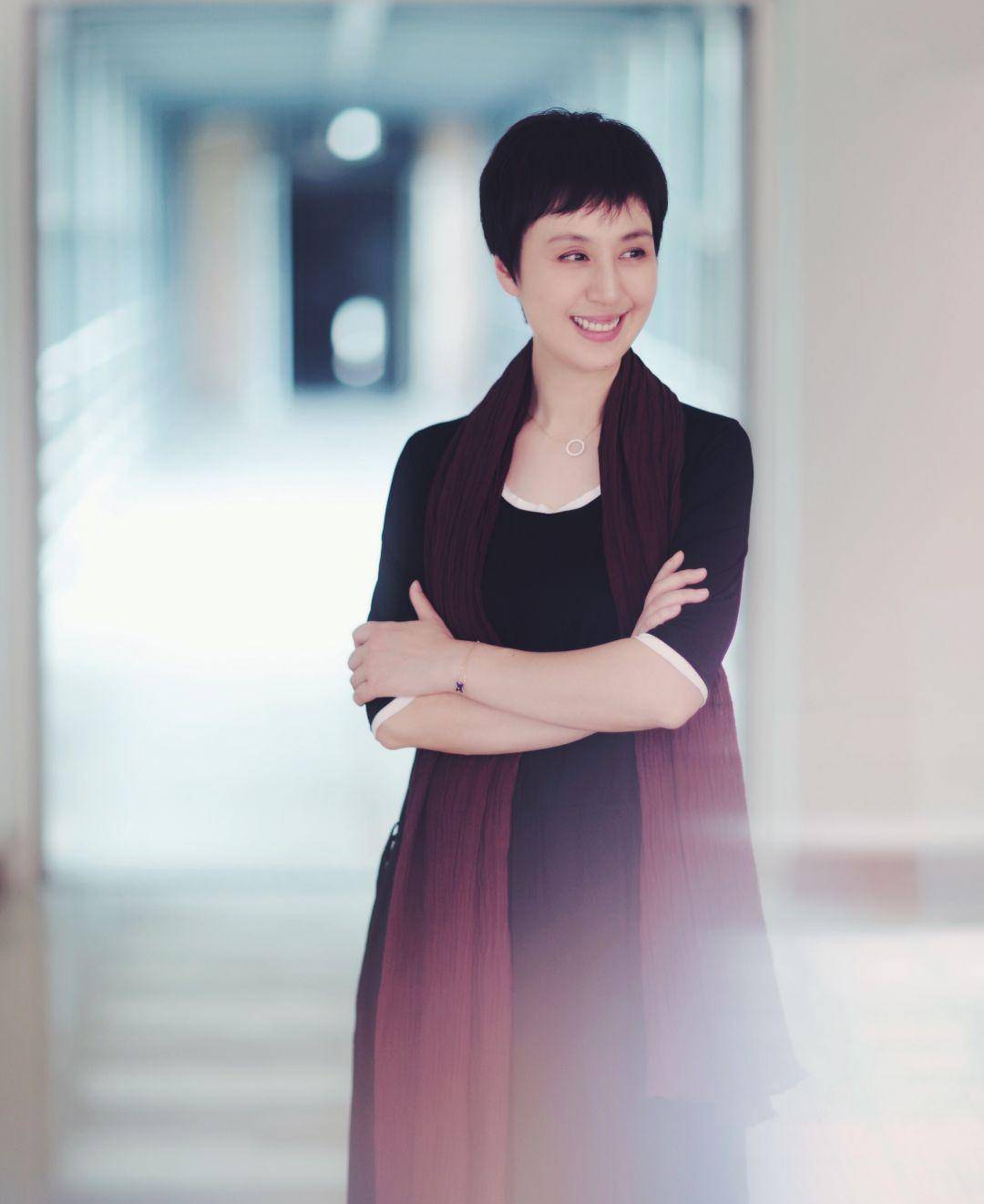 李诚儒小18岁前妻近况,衣着朴素背万元包,分手13年美貌不减_史依弘