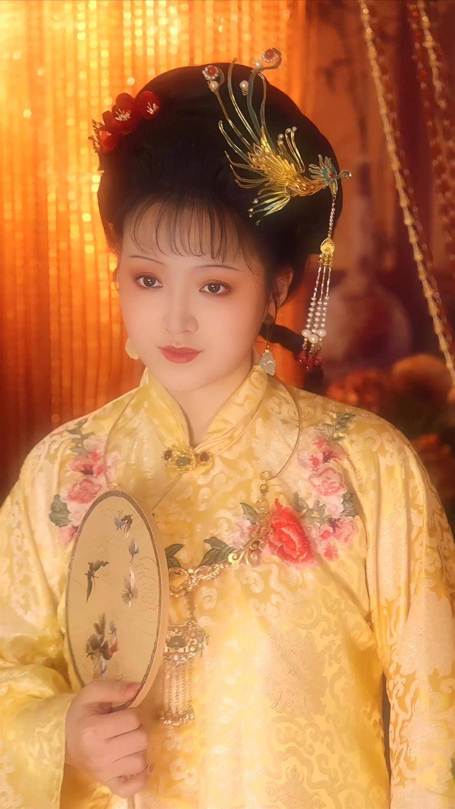仿薛宝钗长期从事服装,首饰制作,短视频拍摄,小小年纪的周佳琪也有些