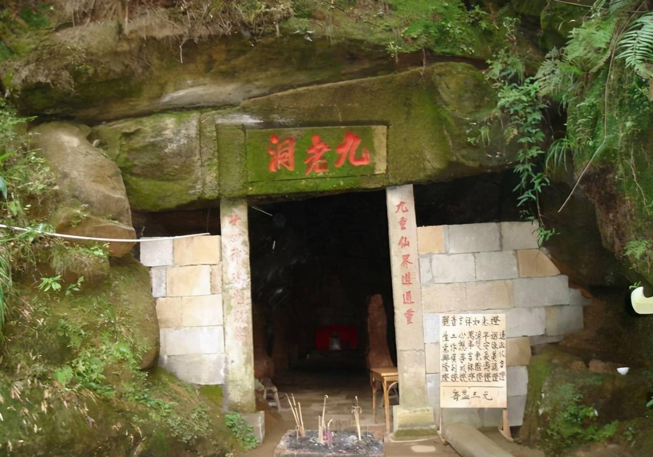 峨眉山九老洞暗藏"杀机",多名探险者在此失踪,洞内有什么秘密_山洞