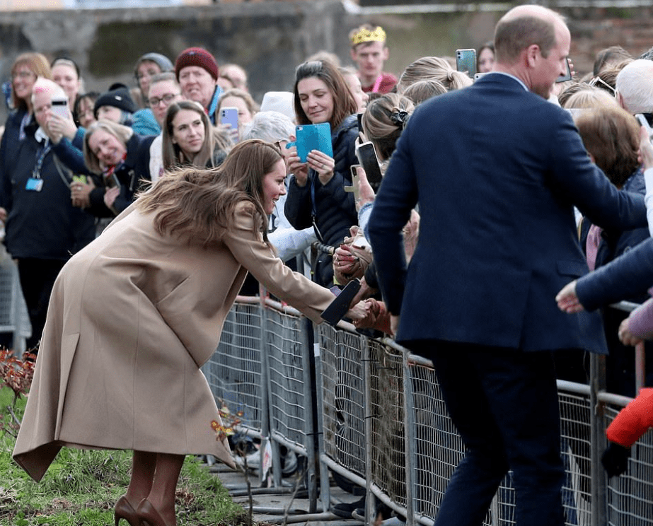 10厘米高跟鞋踩在松软草地上,吓出表情包了_威廉_王储_戴妃