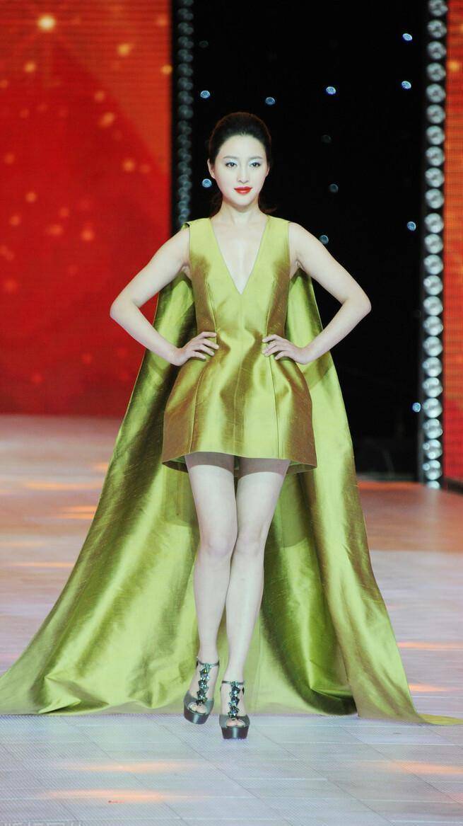 甘婷婷亮相第七届文荣奖红毯,一袭仙气亮片裙,时尚又时尚好迷人_礼服