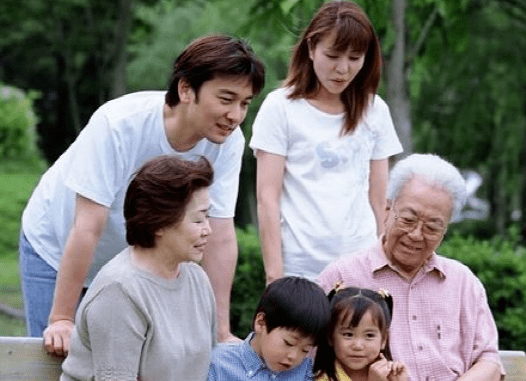 人到五十才明白,再有本事也要留住三个人,为晚年做好准备_孩子_伴侣_生活