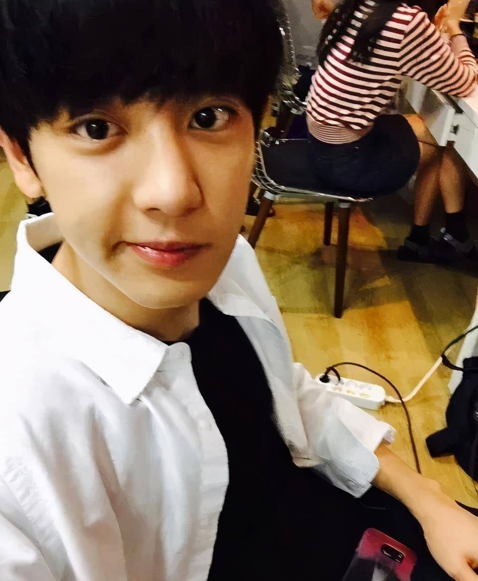 朴灿烈被爆多次偷食,获封"韩版罗志祥",粉丝坚称接吻照是p的_照片