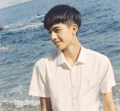 难怪总觉得宋威龙眼熟,原来小时候用的qq头像就是他,从小帅到大_网友