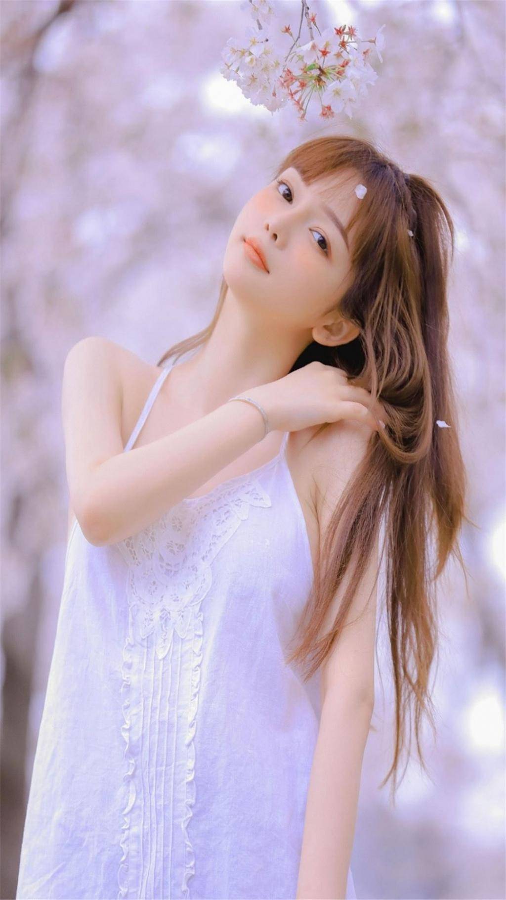 甜美气质小姐姐白色蕾丝吊带短裙性感户外写真_吊带_短裙_白色