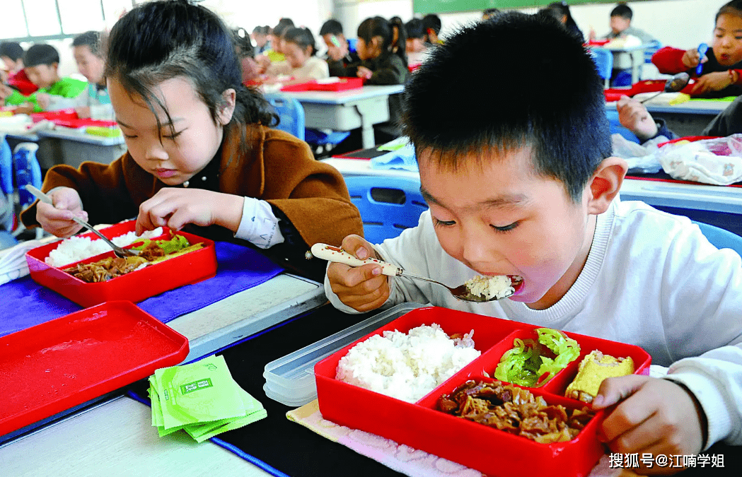 小学生身高差逐步明显，呈现最萌身高差，网友：还没有一根葱高