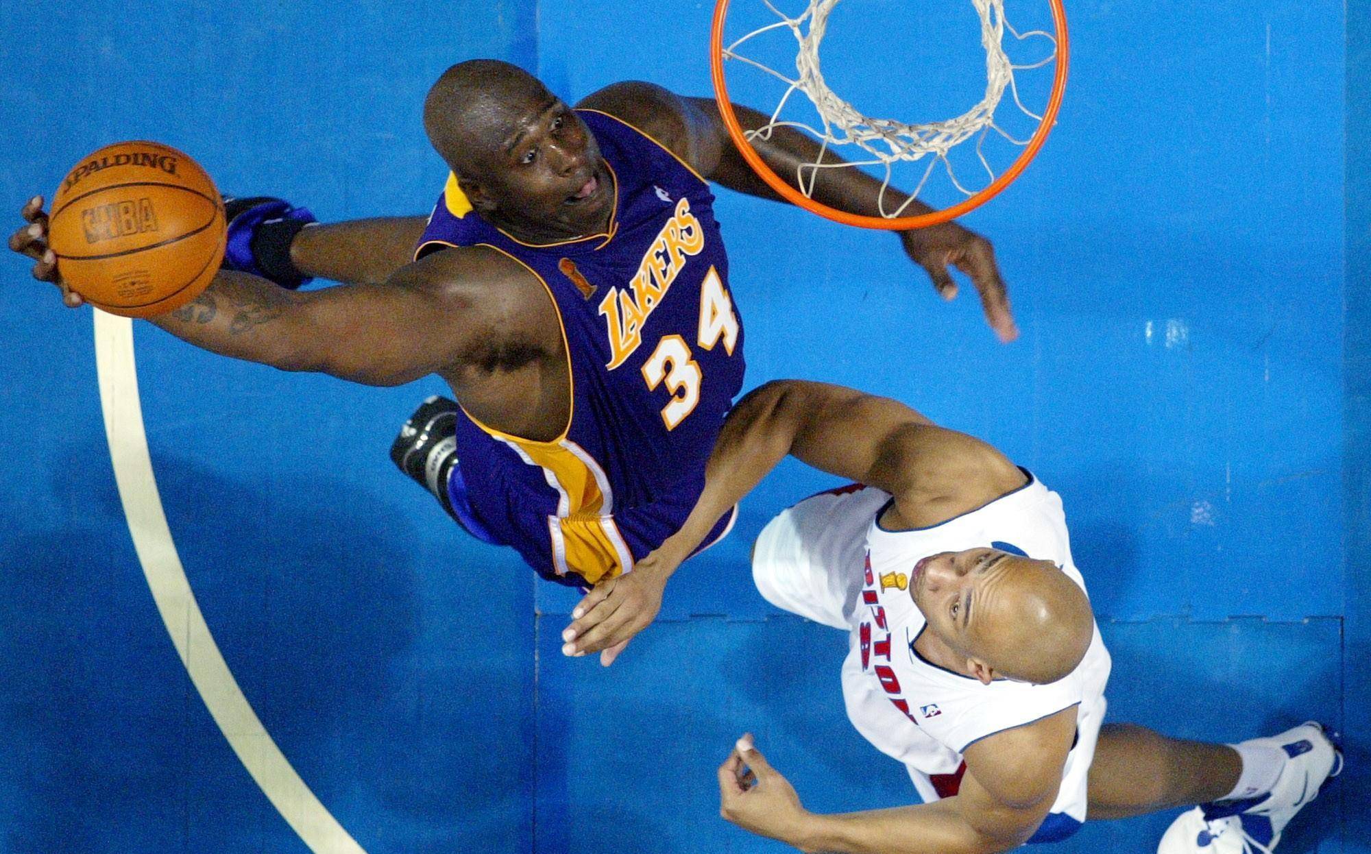 3次助攻贾巴尔这套阵容的首发中锋位置.