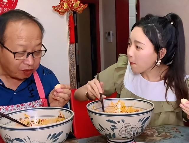 小贝饿了被曝卖伪劣产品,多人反映吃了呕吐拉肚子,老公也被牵连_藕粉