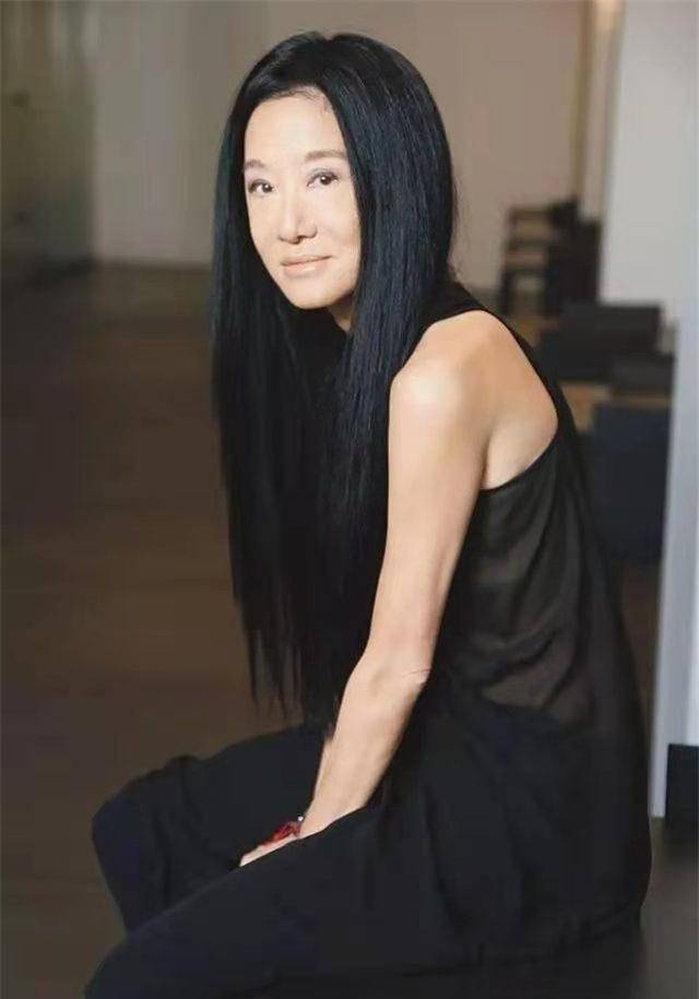 "婚纱女王"王薇薇:72岁的脸20岁的身材,爱上小36岁的世界冠军_伊万