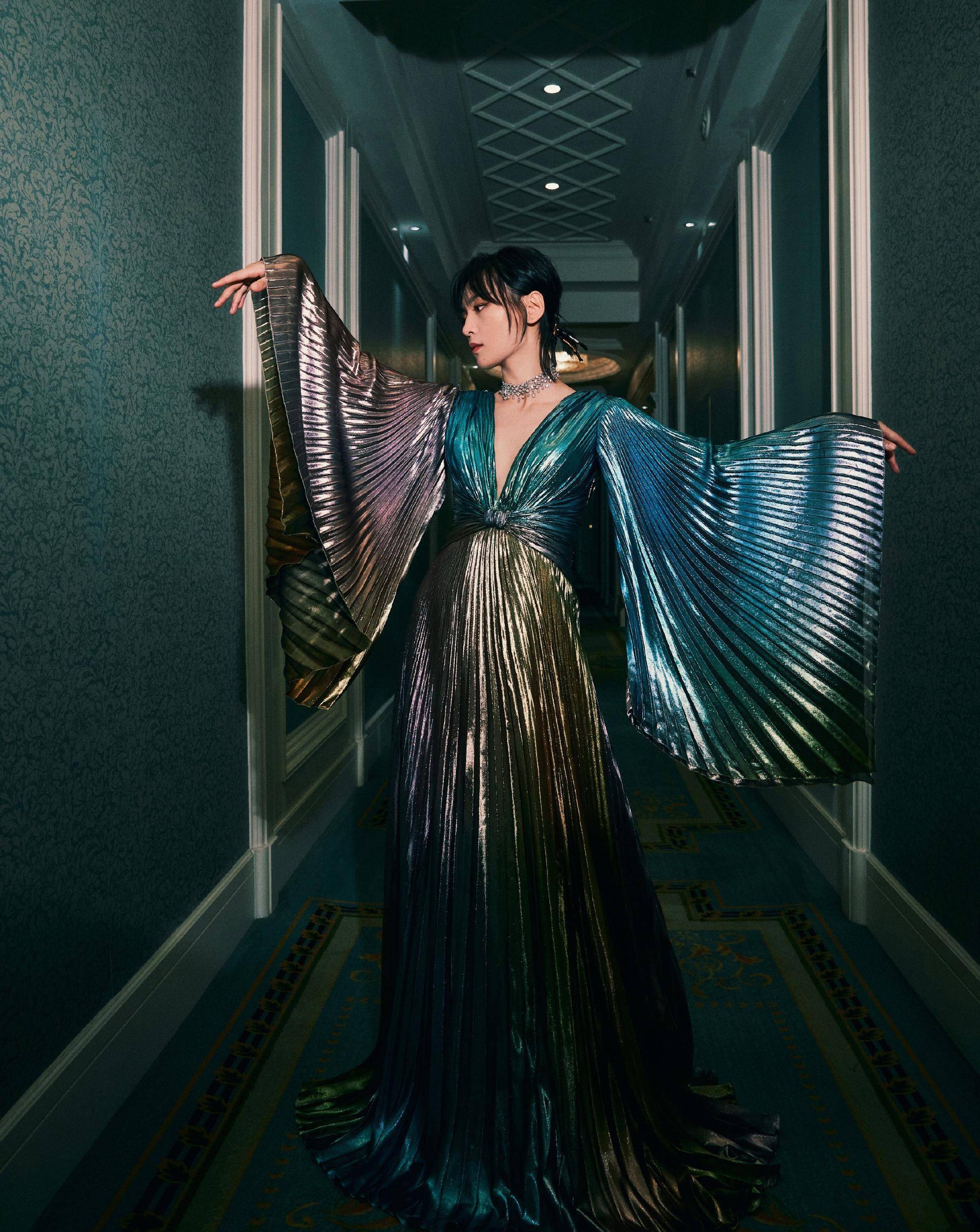 周笔畅越来越"娘",穿金色礼裙配高跟靴,时尚亮眼女人味十足_的设计