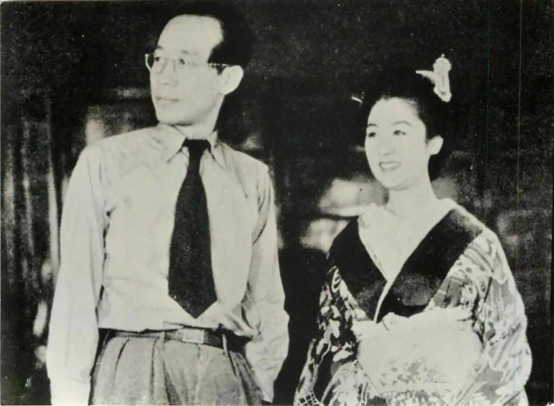 日本首相带夫人赴纽约！第一夫人罕见亮相，穿米色输给了韩国夫人|第一夫人|日本首相|米色_新浪新闻