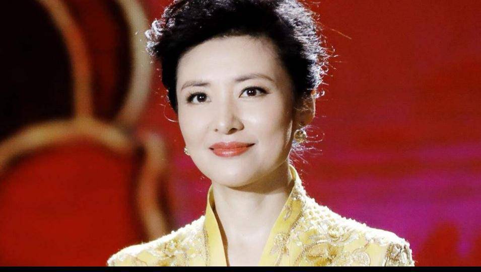 51岁周涛重拾旧业,舞台表演配音惊艳全场,虽年过半百但气质未变_电视