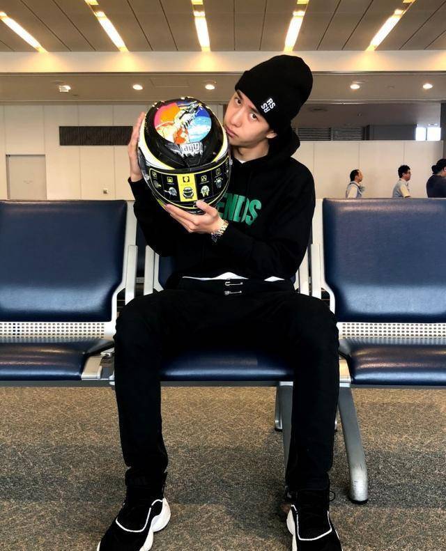 赛车服pk:王一博和肖战谁的车手造型更帅气?肖战堪称神级气质!