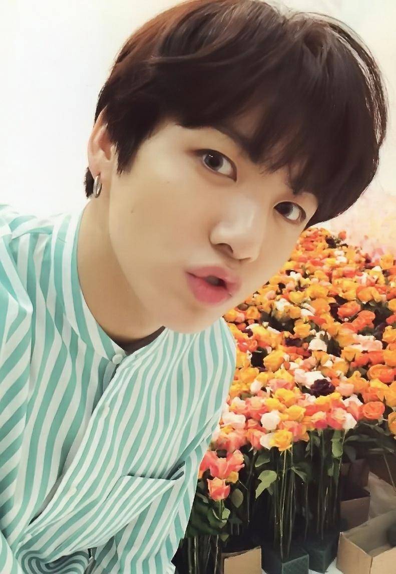 防弹少年团田柾国,黄金忙内实力超强,帅气外表能撑起任何造型_白色