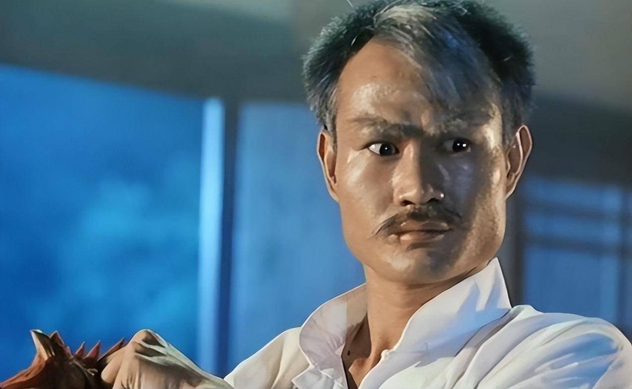 武侠巨星洪金宝:跟家人现身菜市场,瘦得坐轮椅