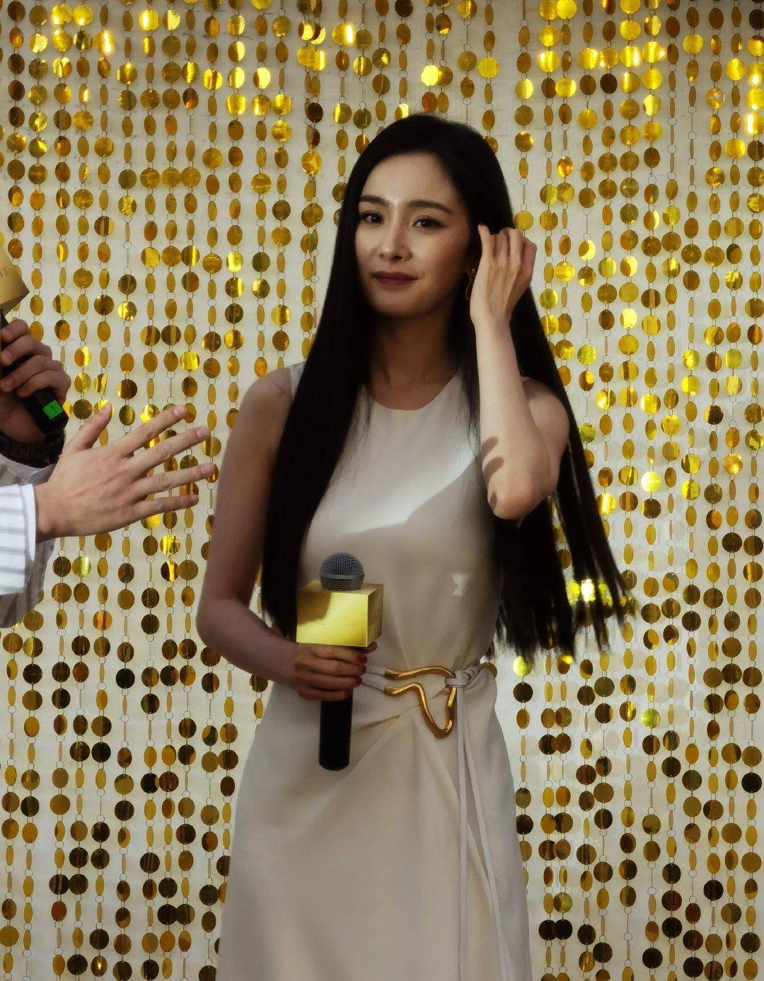 杨幂黑长直造型亮相穿长裙频频撩发气质惊艳撞型郭美女