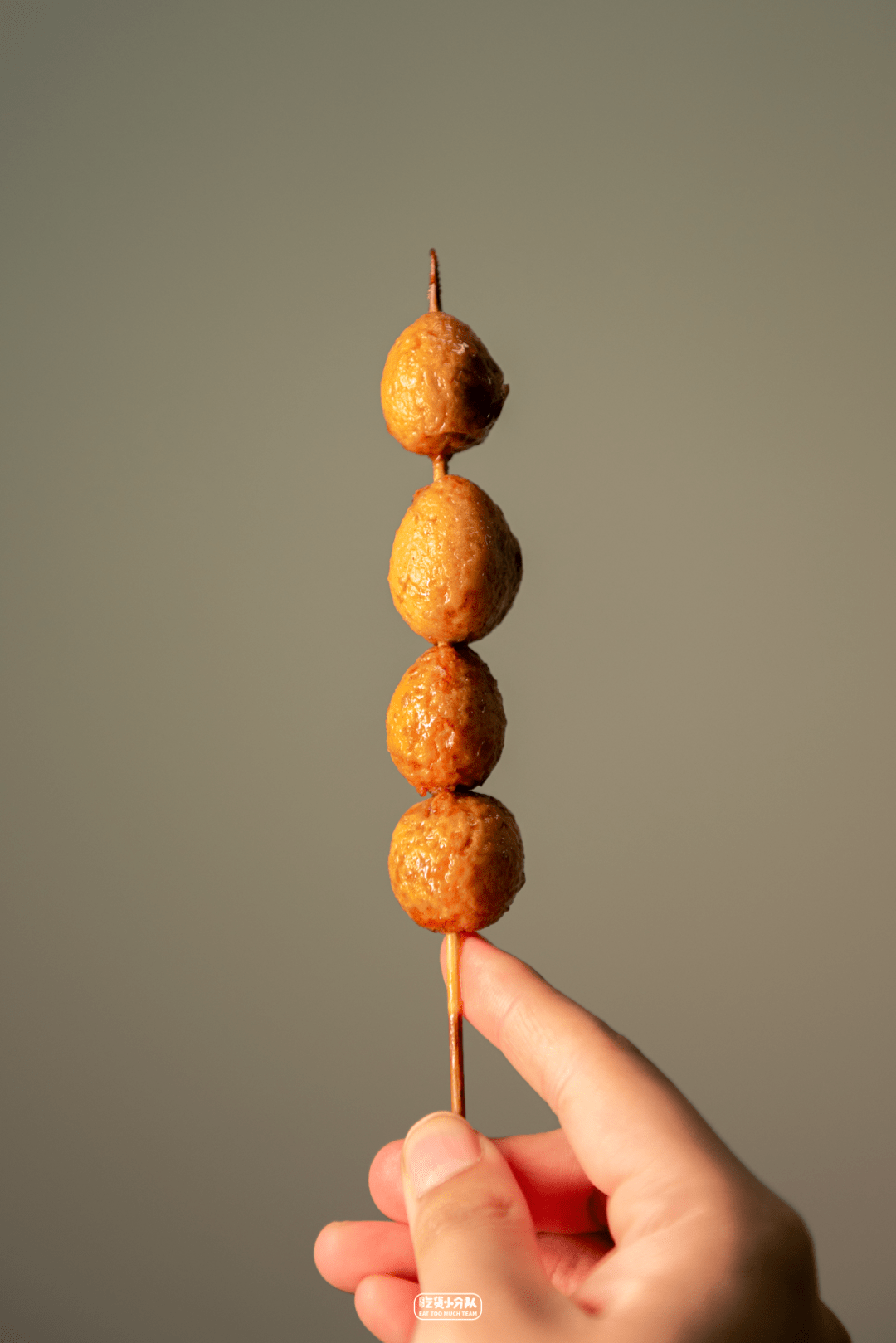 来他们家点得最多的是「酱爆蛋」,1串4个,用的是鹌鹑蛋,阿姐直接把蛋